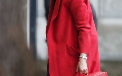 Яркая Тереза Мэй и загадочный красный чемодан: новый выход премьер-министра