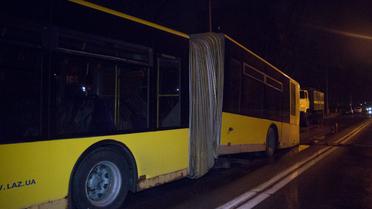 Відірвалося дно: у Києві розвалився пасажирський автобус