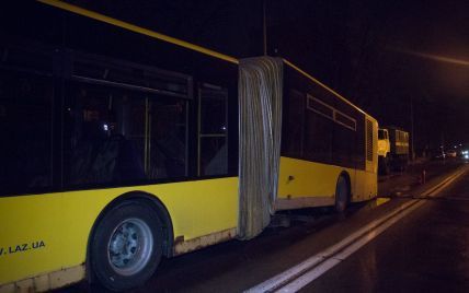 Оторвалось дно: в Киеве развалился пассажирский автобус