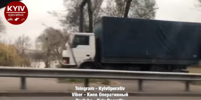 В Киеве сняли горе-водителя грузовика, который отчаянно обгонял пробку по обочине
