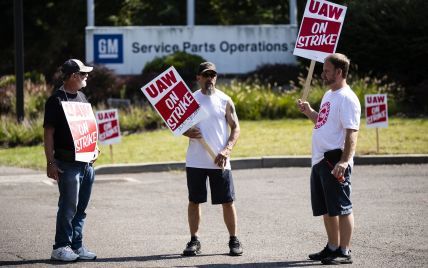 По General Motors бьет забастовка. Концерн и профсоюзы договариваются о "сильном будущем"