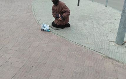Просила милостиню та витягнула дорогий телефон: у Чернівцях на вулиці помітили жебрачку з iPhone (фото)