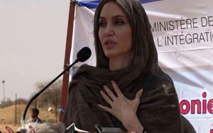 Анджелина Джоли с покрытой головой посетила лагерь беженцев в Буркина-Фасо