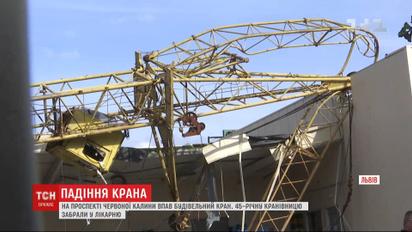 Старый строительный кран упал на склады супермаркета во Львове