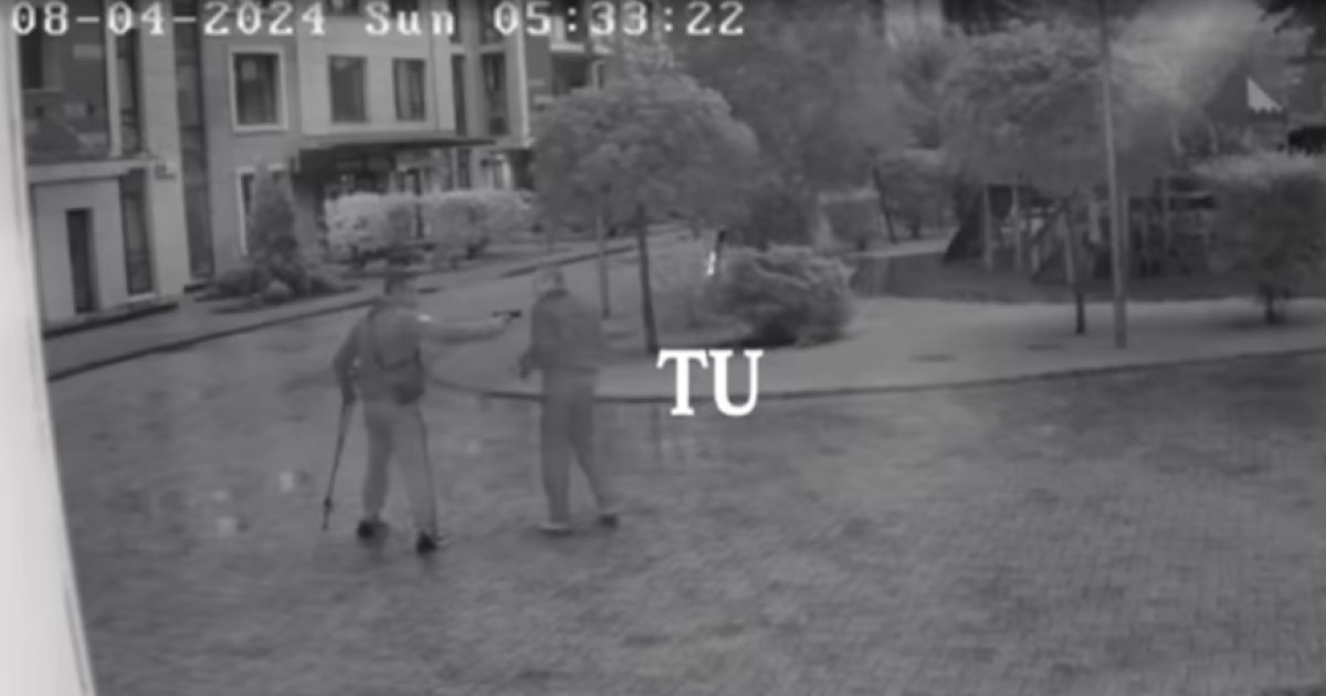 На відео видно, що чоловік з пістолетом пересувається за допомогою милиці