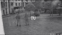 На видео видно, что мужчина с пистолетом передвигается с помощью костыля.
