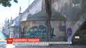 В Праге полицейские задержали двух туристов, которые взялись разрисовали Карлов мост