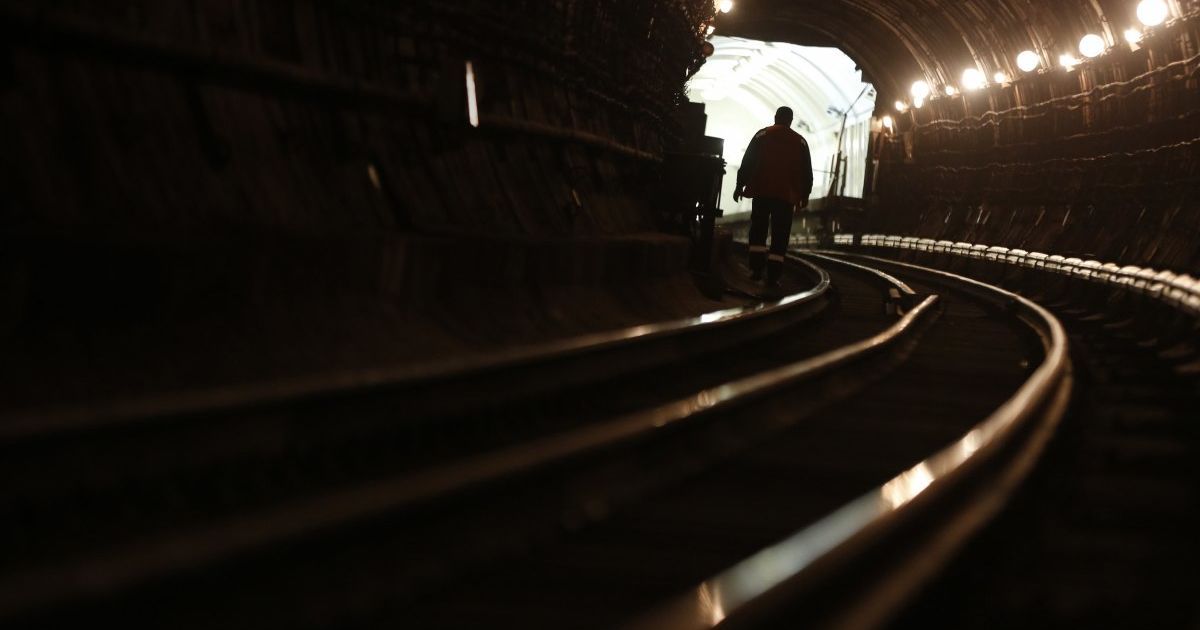 У тунелі метро у Києві чоловік порізав себе ножем: подробиці зупинки роботи підземки