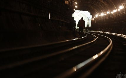 В тоннеле метро в Киеве мужчина порезал себя ножом: подробности остановки работы подземки