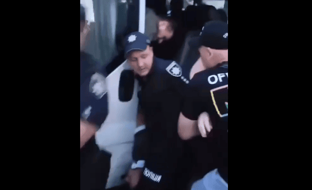 В Киеве группа людей напала на полицию во время задержания "уклониста": видео