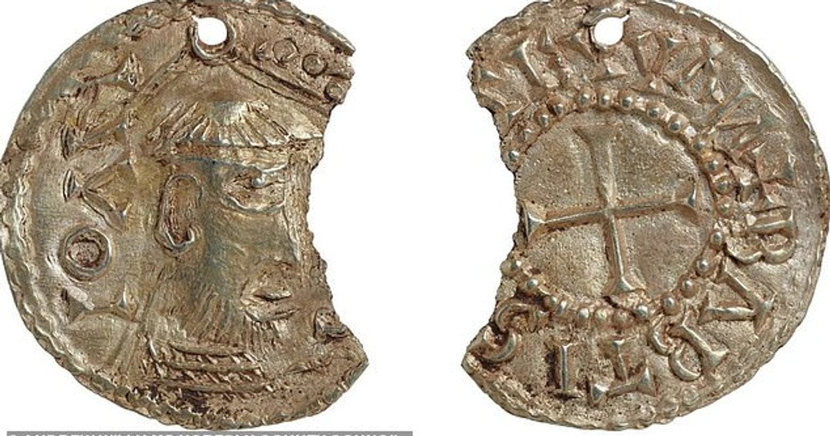 Знайдена у Британії золота монета, яку переробили на кулон