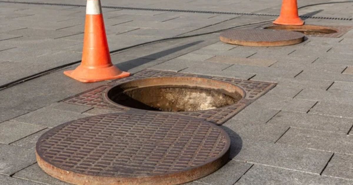 У Калуші посадовець впав у відкритий люк