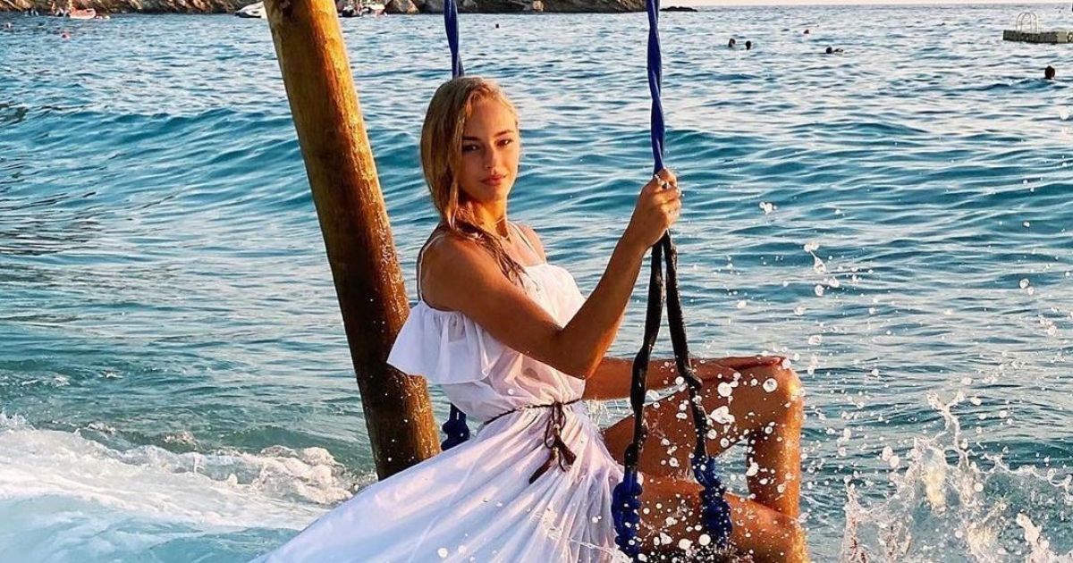 Дзюдоистка-красавица Билодид вызвала фурор сказочными фото в белоснежном платье