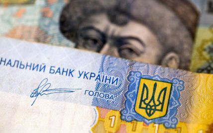 Стремительное обесценивание гривны помогло чиновникам "уменьшить" валютный госдолг Украины