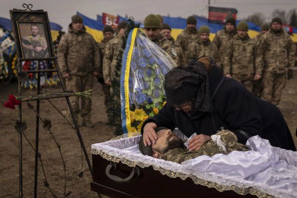 Тетяна Гурєєва, мати Володимира Гурєєва, українського військового, який загинув у районі Бахмута, плаче під час похорону в Борисполі 4 березня 2023 року / AP Photo / Vadim Ghirda