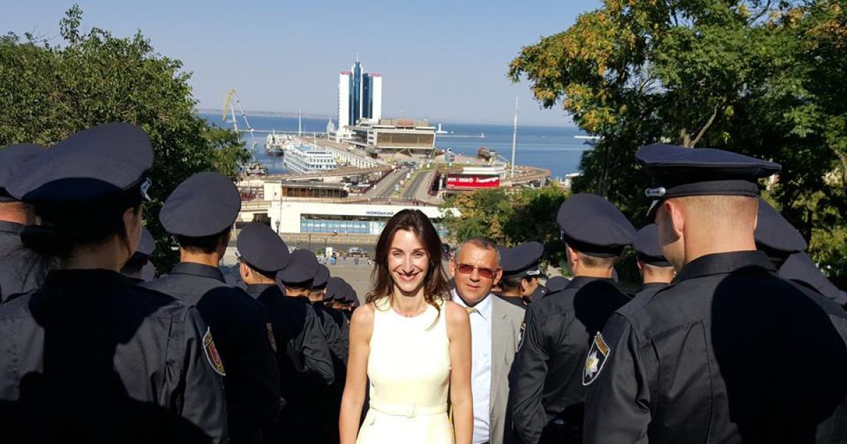 Аваков показал, как новые полицейские "захватили" Потемкинскую лестницу в Одессе