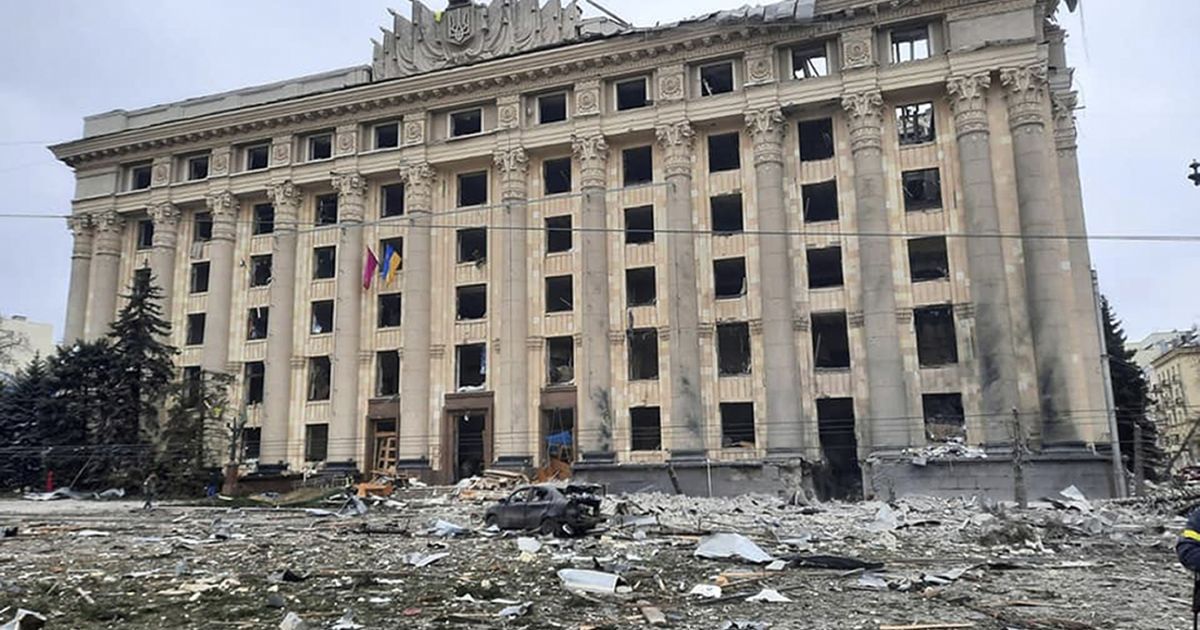 Дві російські ракети вдарили по площі Свободи у Харкові: щонайменше десять загиблих