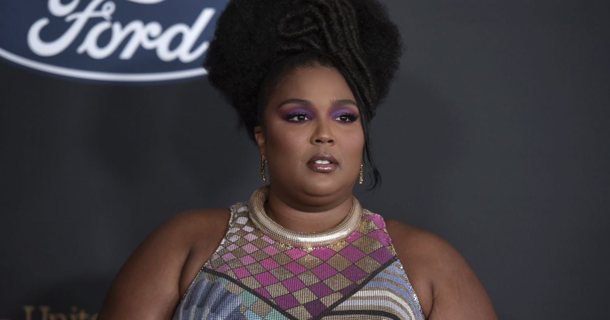 Пышнотелая Lizzo в кружевном пеньюаре без нижнего белья покрутила ягодицами на камеру