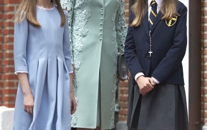 В пальто с кружевными рукавами: королева Летиция с дочками на торжественном событии