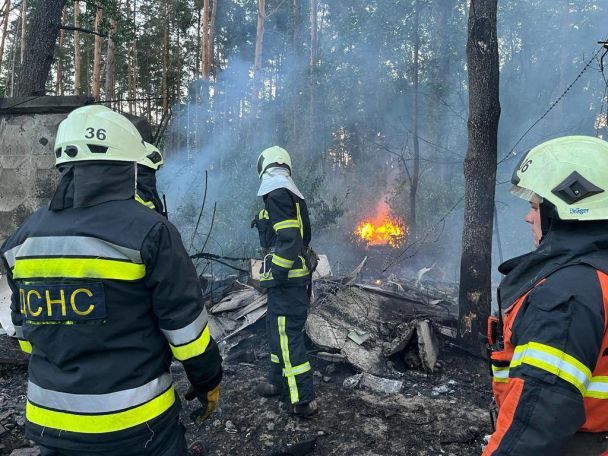 Последствия падения обломков сбитой ракеты в Киевской области / © ГСЧС Украины в Telegram