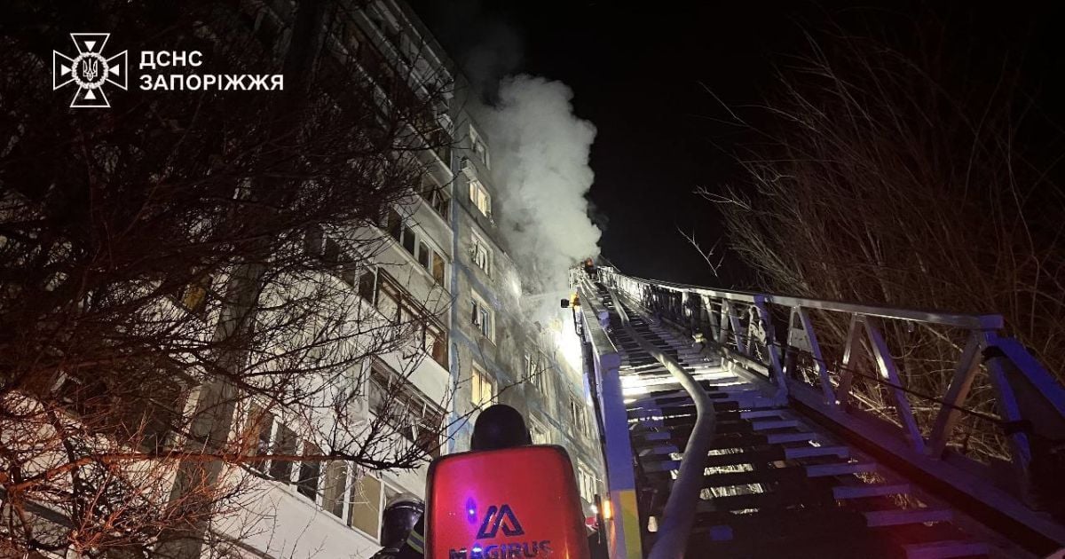 Ворог вдарив по будинку у Запоріжжі: спалахнула пожежа