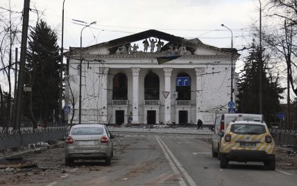 Amnesty International зібрала докази, що Росія навмисно розбомбила театр з мирними мешканцями у Маріуполі