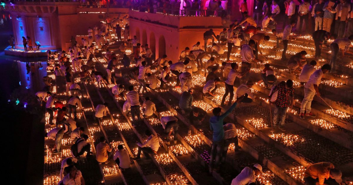 Огненный рекорд. В Индии одновременно зажгли более 300 тысяч масляных лампадок