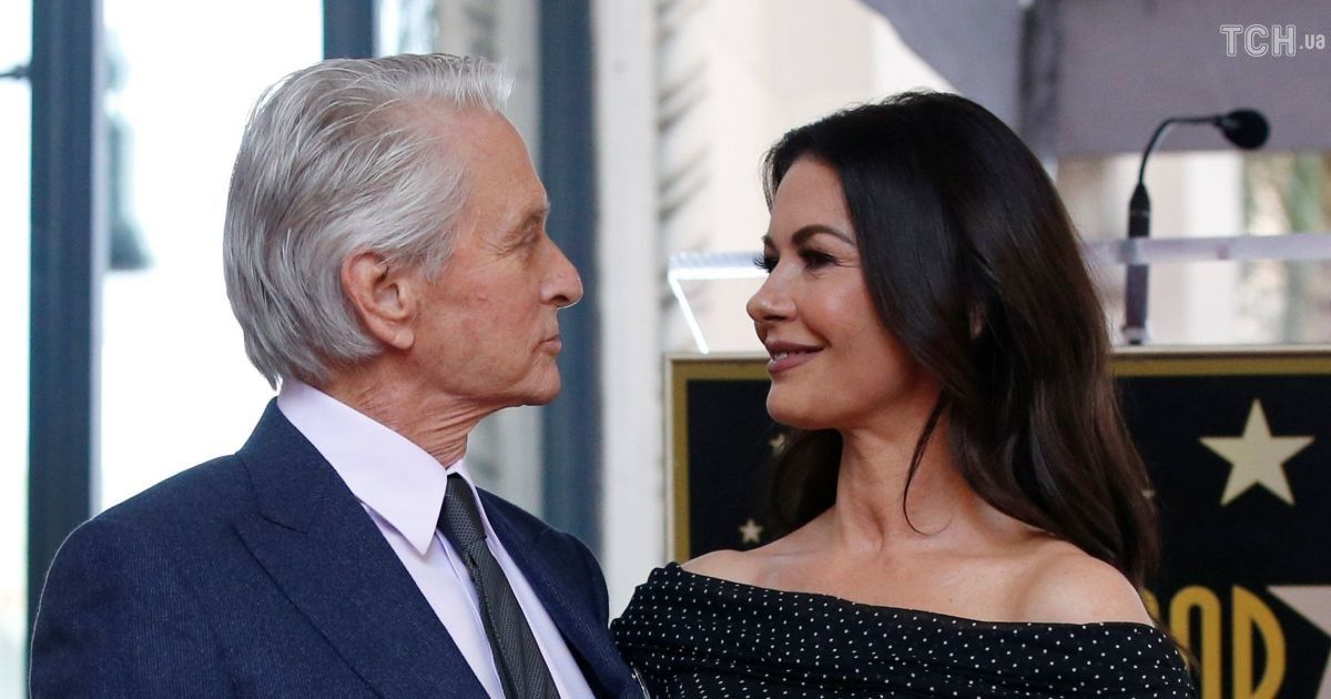 Кэтрин Зета-Джонс поддержала Майкла Дугласа страстным поцелуем на публике