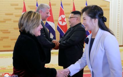 В нежно-голубом пальто и на шпильках: жена президента Северной Кореи на церемонии приветствия