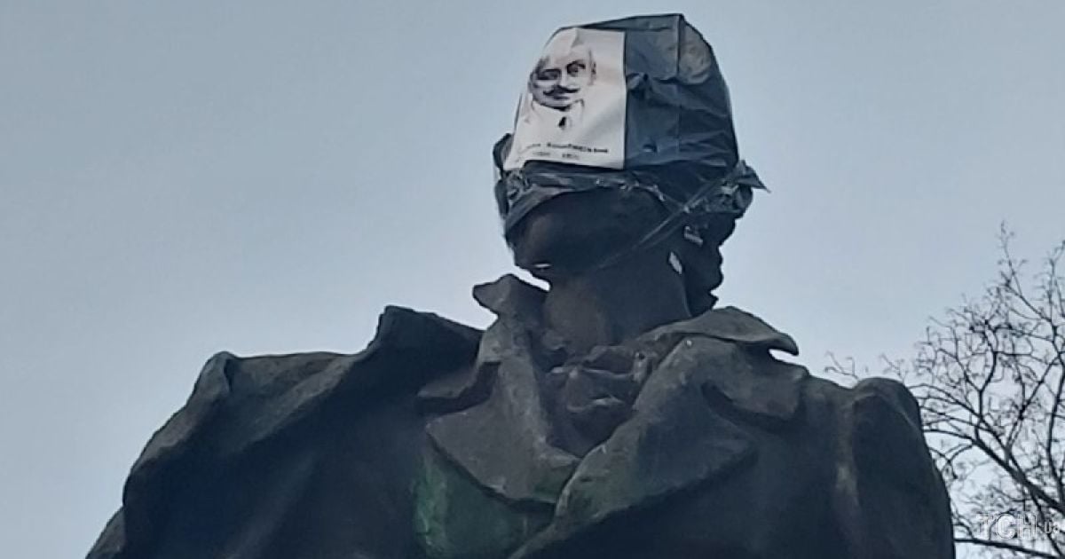 У Києві пам’ятник Пушкіну втратив обличчя