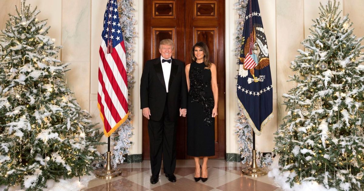 Білий дім оприлюднив офіційне різдвяне фото Трампів біля дверей між ялинками