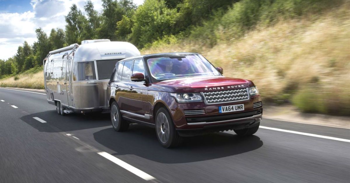 Range Rover научили "видеть" сквозь прицеп (видео)