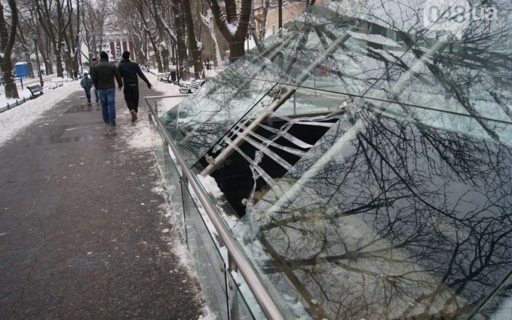 Вандали понівечили скляний купол музею в Одесі / © 048.ua