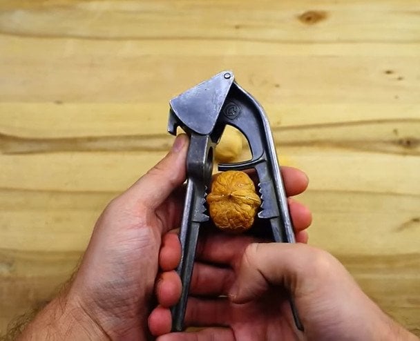 Часникодавка для горіхів // фото: crafthandmade