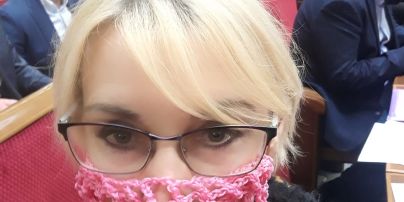 Депутат Богуцкая насмешила пользователей гламурной вязаной маской с дырками