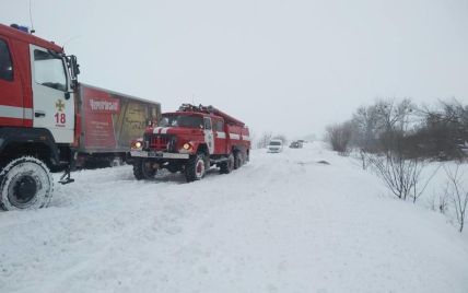 Більшість доріг в Україні засипало снігом, місцями ожеледиця