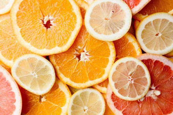 Какие продукты запрещено хранить в холодильнике: цитрусовые, бананы, ягоды / © Pexels
