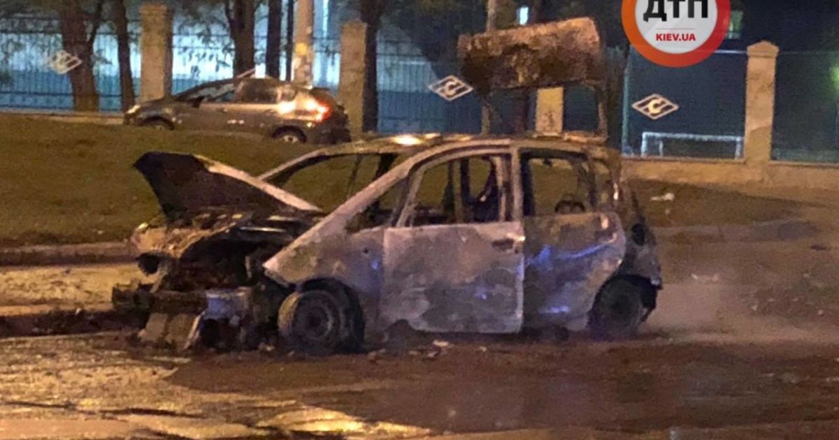 У Києві поблизу стадіону "Спартак" згорів автомобіль