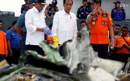 Паніка і дивні звуки: пасажири розповіли про моторошний політ Boeing до катастрофи в Індонезії