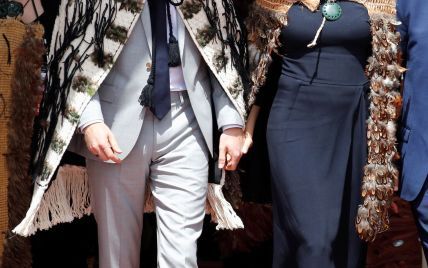 В платье Stella McCartney и босиком: герцогиня Сассекская и принц Гарри встретились с племенем Маори