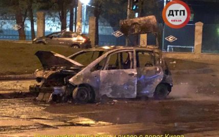 В Киеве возле стадиона "Спартак" сгорел автомобиль