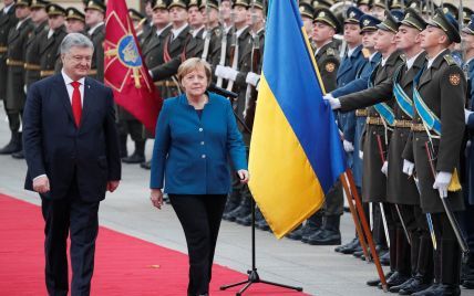 В синем жакете и любимом ожерелье: Ангела Меркель приехала в Киев