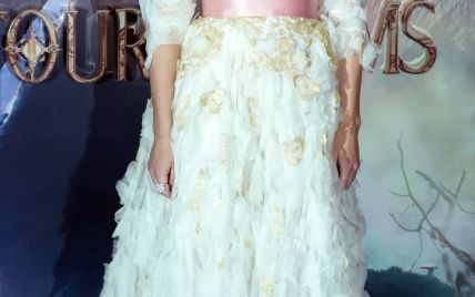 Обнажила плечи в платье от Chanel: красивая Кира Найтли на премьере фильма