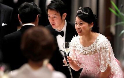 В розовом платье с цветочными аппликациями: бывшая японская принцесса Аяко на свадебном банкете