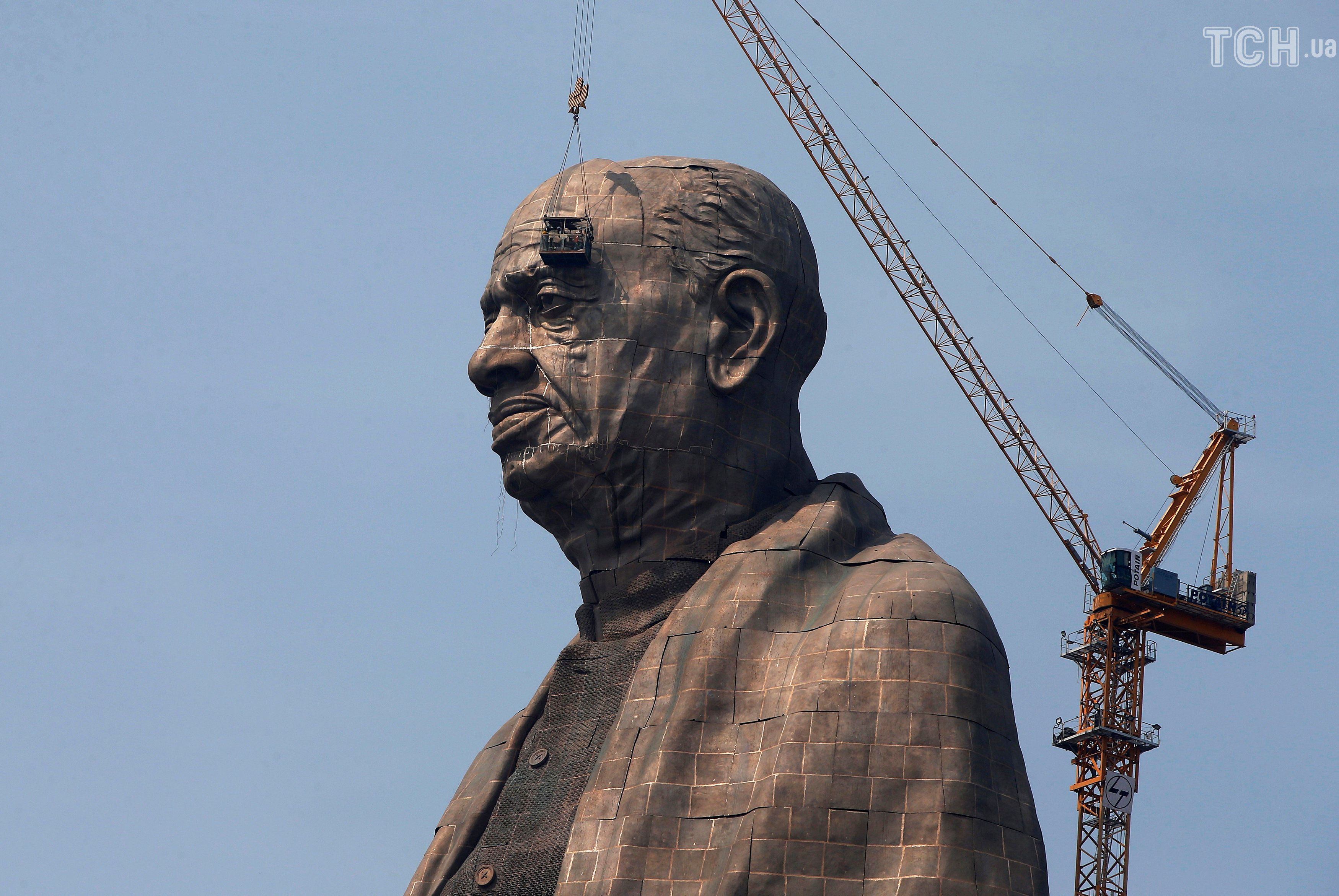 Первые памятники в мире. Статуя Валлабхаи Пателя. Статуя единства Валлабхаи Патель. Статуя в Индии 182 м. Памятник Валлабхаи Патель Индия.