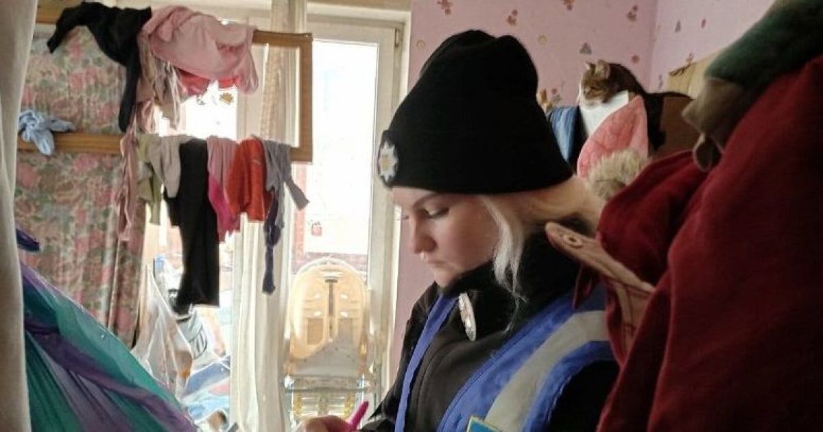 У Києві через антисанітарію з родини вилучили трьох голодних дітей / © Полиция Киева / Facebook