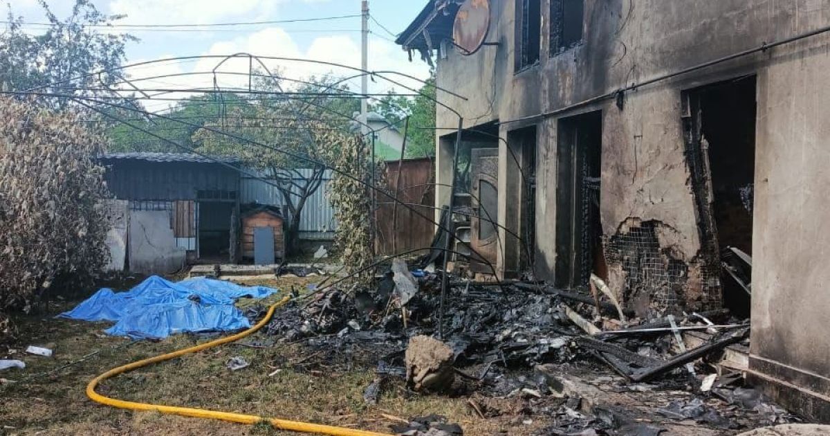 Падіння літака на Прикарпатті: рятувальники погасили масштабну пожежу в будинку (фото)