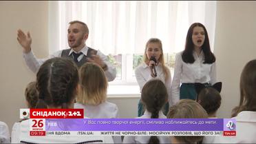 Учні та вчителі столичної гімназії імені Драгоманова вітають альма-матер з 15-літтям