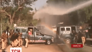 Пакистанська молодь вимагає закрити сатиричний журнал Charlie Hebdo