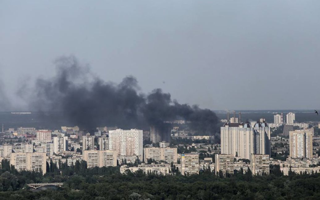 Дим від пожежі видно з усіх околиць Києва. / © Громадське ТБ